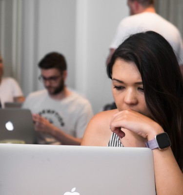 Girl behind her laptop during a Frontend United workshop